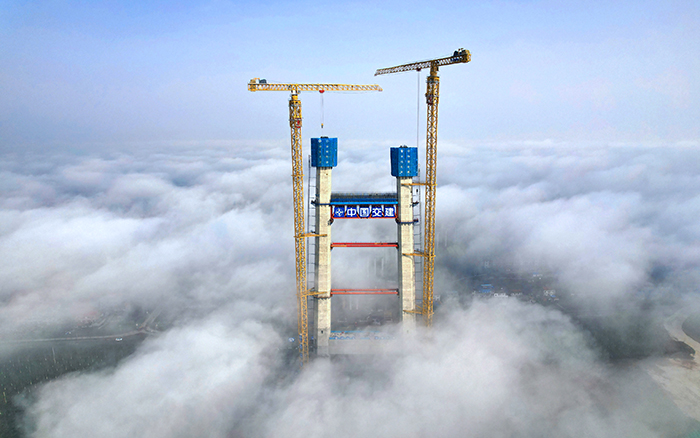 雙星閃耀 徐工超大塔助力雙柳長(zhǎng)江大橋快速“長(zhǎng)個(gè)”