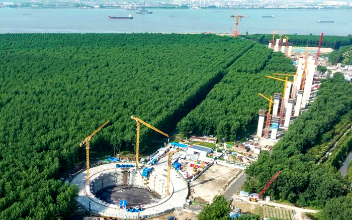 提前1個(gè)月！徐工金助力世界最大跨度橋梁錨碇封底