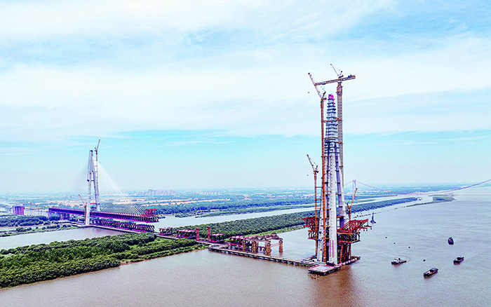 再顯神威 徐工超大塔助力馬鞍山長(zhǎng)江公鐵大橋最高主塔封頂