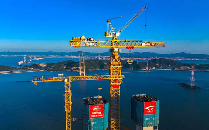 246.3米封頂！這座世界級(jí)跨海大橋“徐工造”