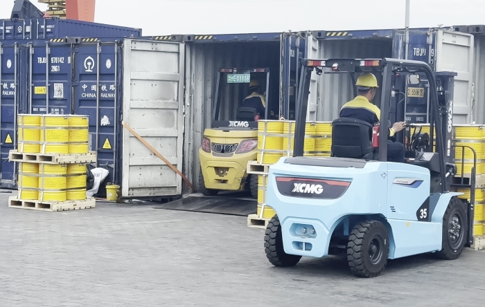 徐工雙系列叉車硬核助力！寧夏鐵路貨運(yùn)站跑出高效運(yùn)輸加速度
