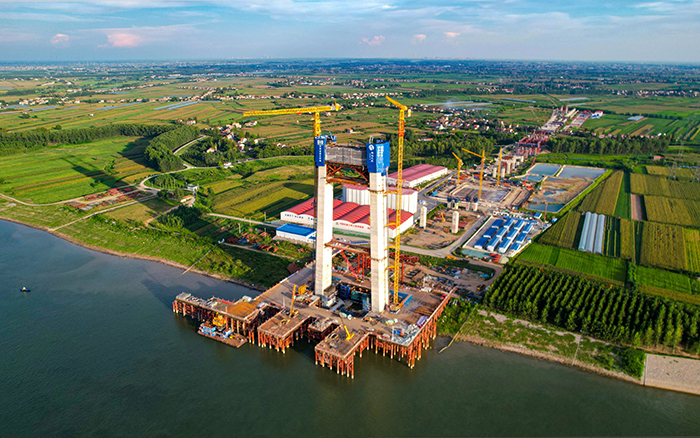 云端筑脊梁! 徐工金助建荊州李埠長(zhǎng)江公鐵大橋