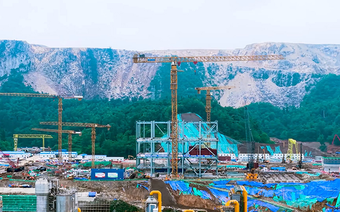 毫米級(jí)精度+高效率! 徐工超大塔智建貴州超級(jí)煤倉(cāng)