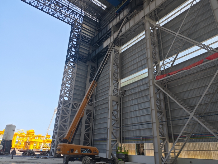 52米“巨臂”顯神通！徐工純電動(dòng)高空作業(yè)平臺(tái)高效攻堅(jiān)藍(lán)水海洋車(chē)間擴(kuò)建