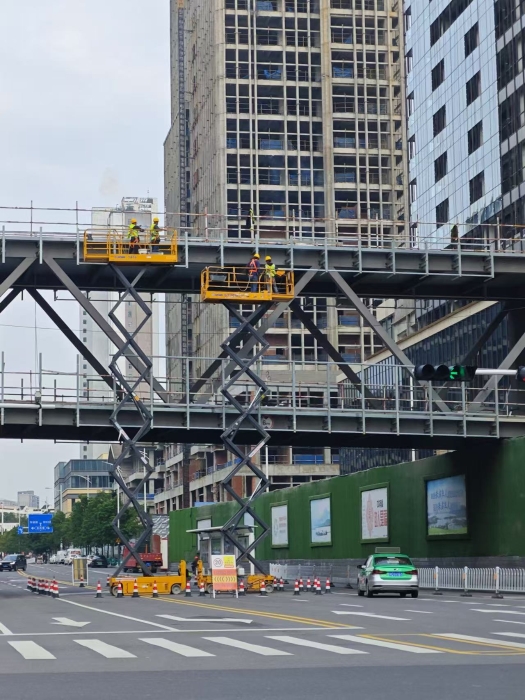 小巧身手大作為！徐工剪叉車助力市政橋梁煥新顏