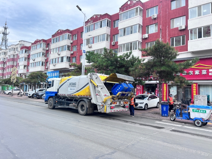 徐工18噸后裝壓縮式垃圾車在內(nèi)蒙通遼市進(jìn)行垃圾收轉(zhuǎn)運(yùn)作業(yè)