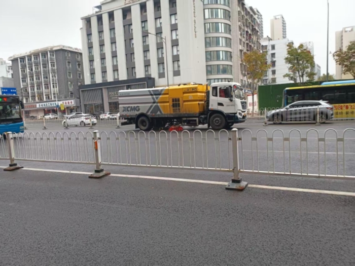 六年品質(zhì)見(jiàn)證硬核實(shí)力，徐工18噸洗掃車獲當(dāng)?shù)乜蛻酎c(diǎn)贊！