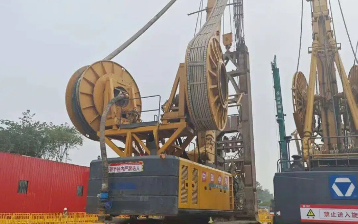 地質(zhì)無難題！徐工雙輪銑槽機(jī)助力區(qū)域基建按下 “加速鍵”