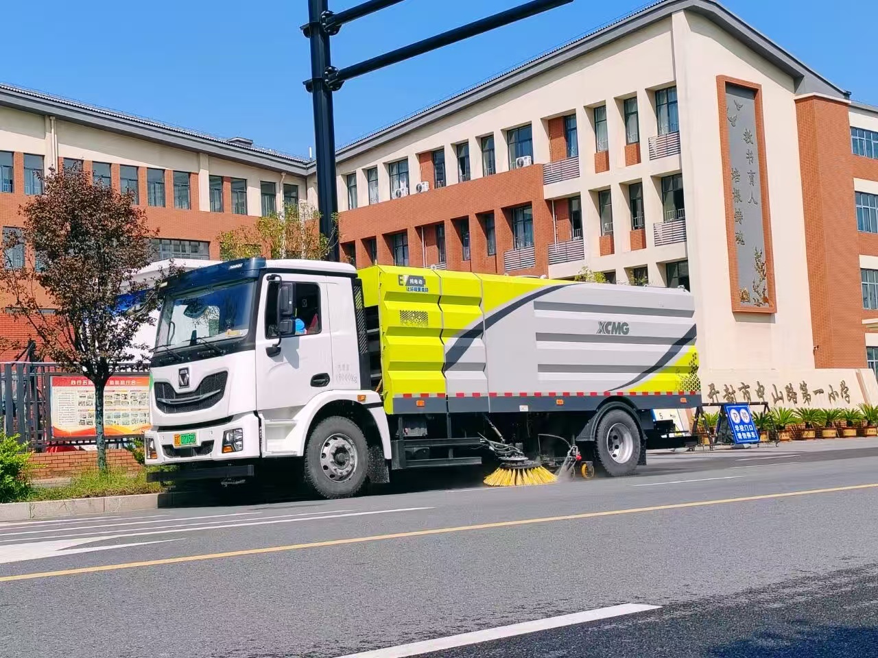 徐工洗掃車“硬核出擊”，開(kāi)封中山路煥新升級(jí)