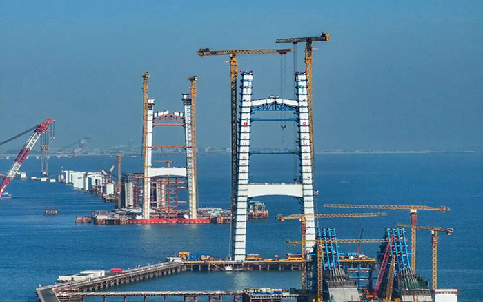 超級(jí)工程，徐工“雙塔”助力封頂！