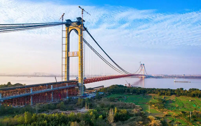 一橋飛架南北！徐工塔機(jī)助力世界級(jí)工程燕磯長(zhǎng)江大橋順利合龍