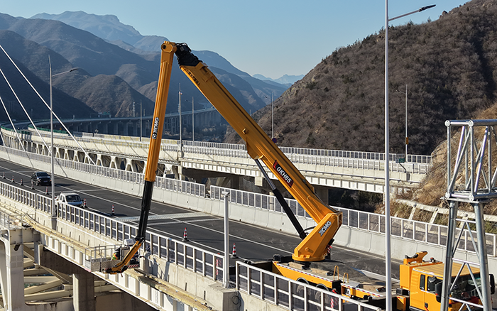 “空中芭蕾”秀實(shí)力！徐工 GKH65 攻堅(jiān)安家莊特大橋