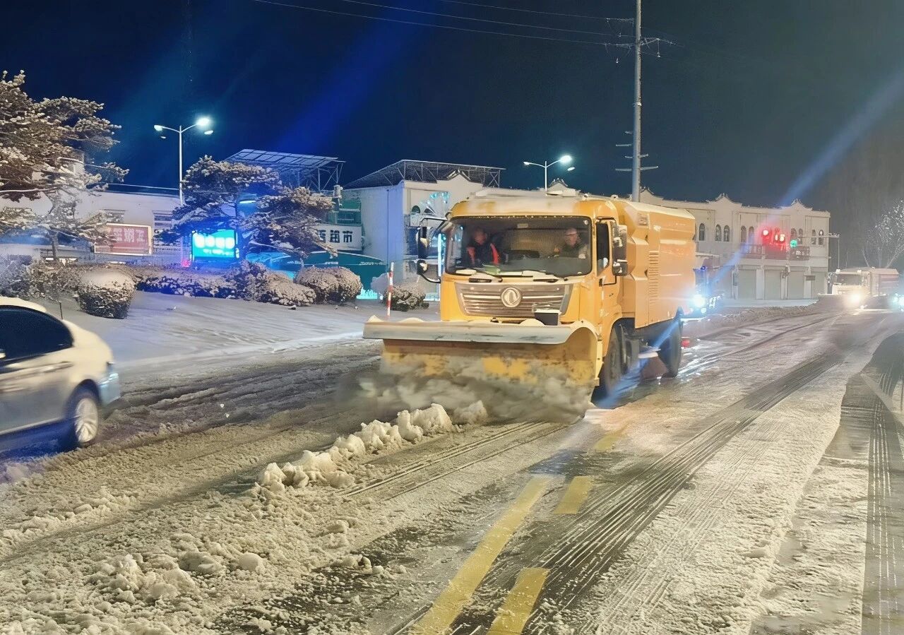 18小時(shí)連軸轉(zhuǎn)！徐工除雪設(shè)備硬核出擊保通暢
