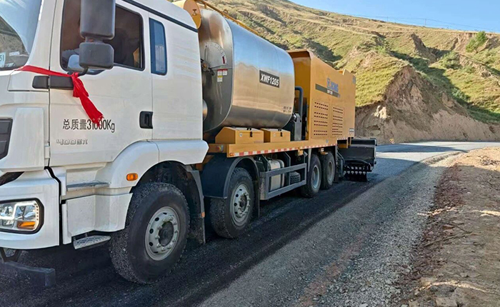 聚焦公路長壽之道，徐工纖維同步封層車護(hù)航陜西交通新征程