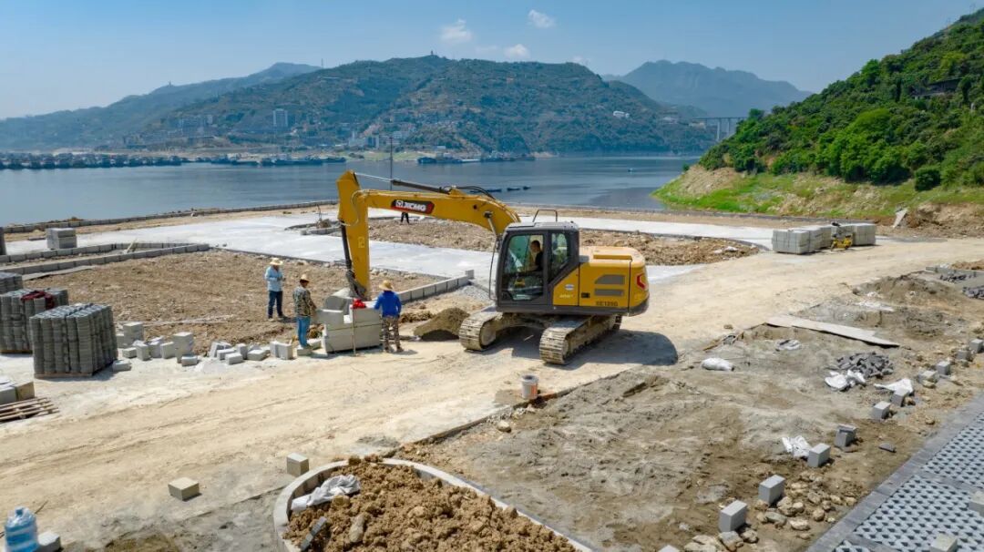 徐工XE135G挖掘機(jī)助力夔門(mén)旅游碼頭建設(shè)，以高效節(jié)能贏(yíng)得客戶(hù)信賴(lài)