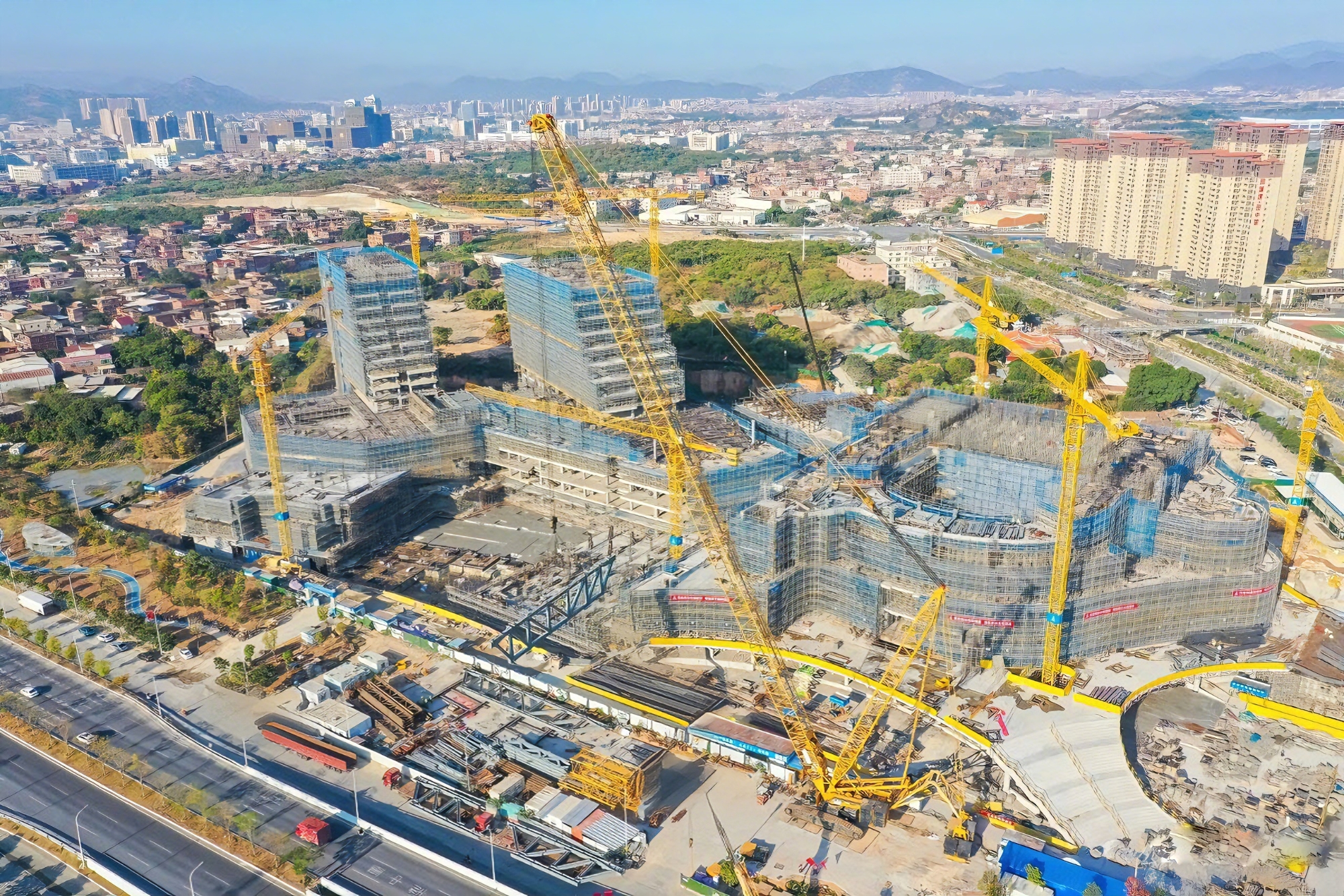 沒(méi)人敢接的 “燙手山芋”！三重考驗(yàn)下，這臺(tái)千噸級(jí)的表現(xiàn)太頂了