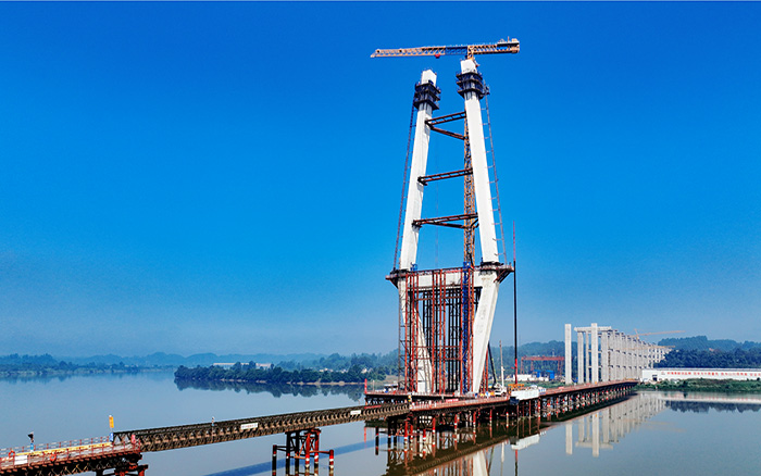 216.6米！徐工塔機(jī)助建漢陽湖岷江特大橋主塔封頂