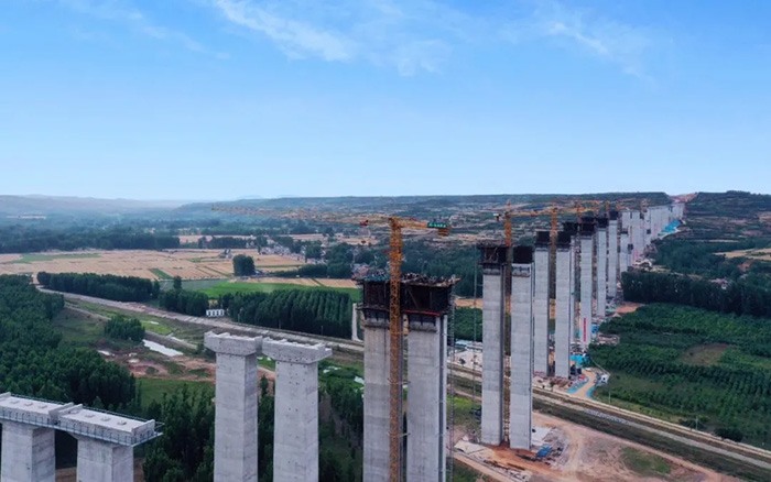 云端大片！看徐工“進(jìn)擊的巨人”如何“牽線搭橋” ？