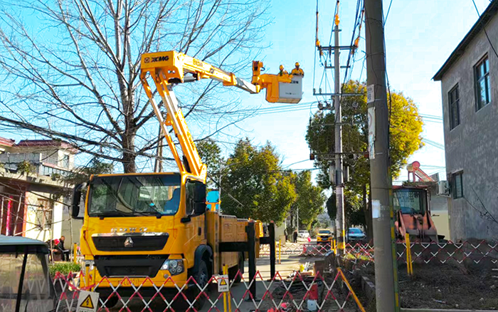 帶電作業(yè)“零打擾”！徐工GKJH18C絕緣斗臂車(chē)“護(hù)航”河南鄉(xiāng)村電網(wǎng)