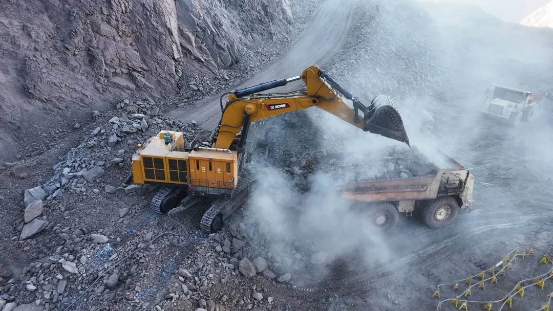 行業(yè)首例！徐工XE1350E拖電遠(yuǎn)程智能電挖在鏡鐵山礦高效運(yùn)營