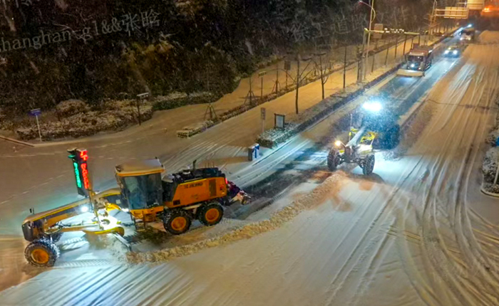 暴雪來襲！數(shù)十臺平地機(jī)集體出動，守護(hù)出行安全