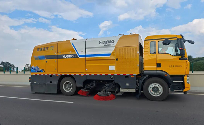 馭風(fēng)前行，凈在掌握！徐工高速清掃車太佳高速顯實(shí)力！