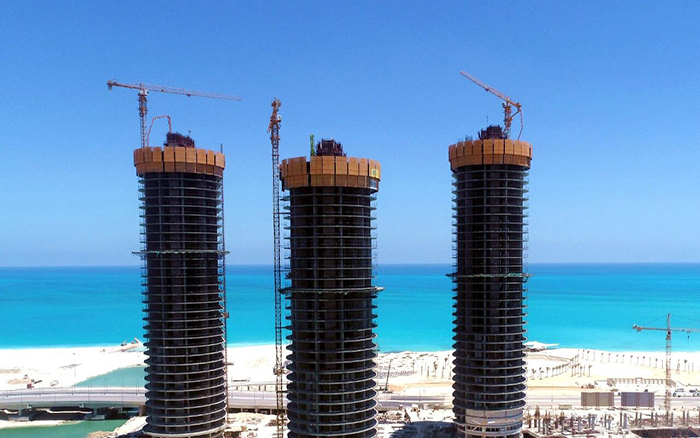 地中海岸，徐工塔機(jī)成群矗立！這畫(huà)面絕美～