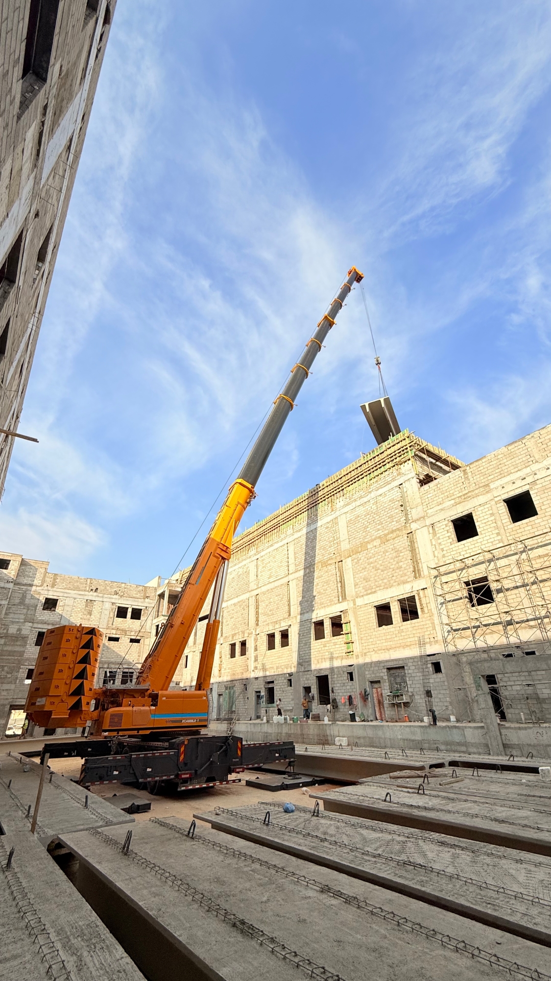 力擎千鈞，精準(zhǔn)入微：徐工XCA600L8_1起重機(jī)決勝沙特超高層吊裝