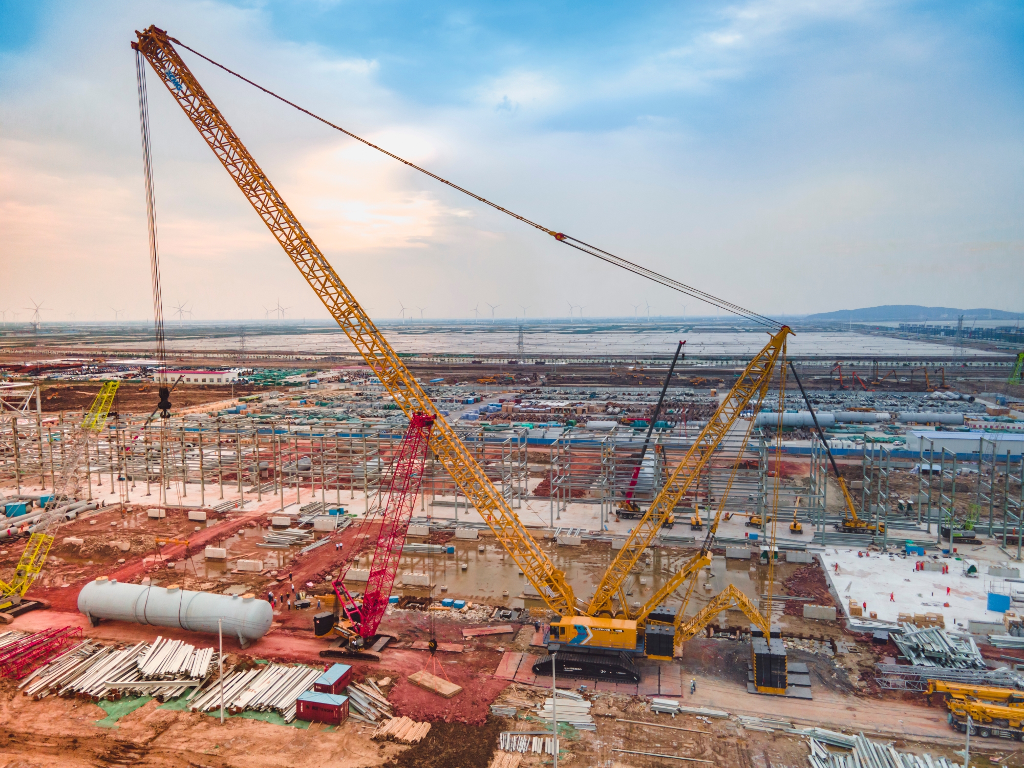 “巨艦”超新星！全球首臺(tái)徐工XLC26000閃耀海濱！