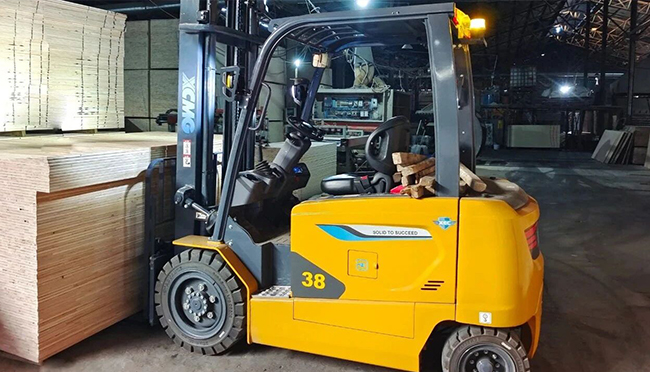 “鯤鵬展翅，板材搬運(yùn)無壓力！”