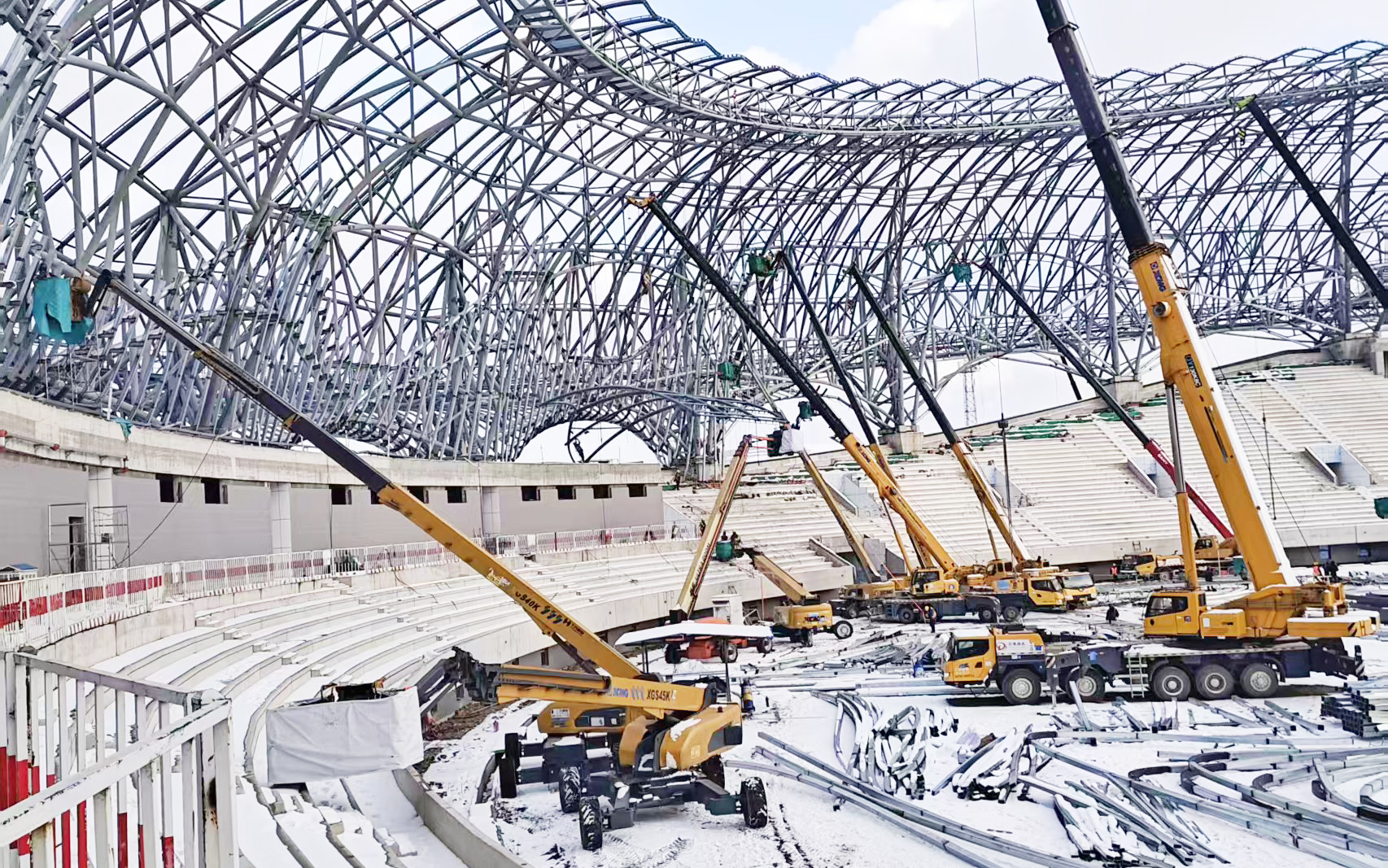 雪天不停工！16臺(tái)高米數(shù)直臂高空作業(yè)平臺(tái)硬核攻堅(jiān)蓬萊體育館項(xiàng)目