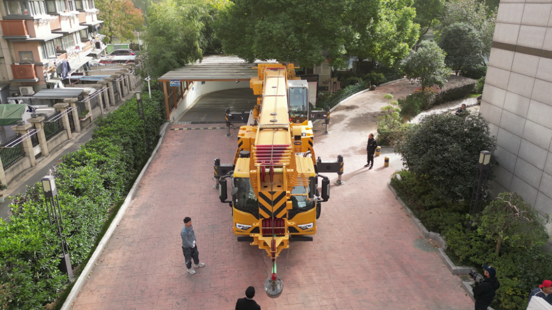 2.8米車(chē)寬殺出重圍！徐工G2代四橋130噸極限操作