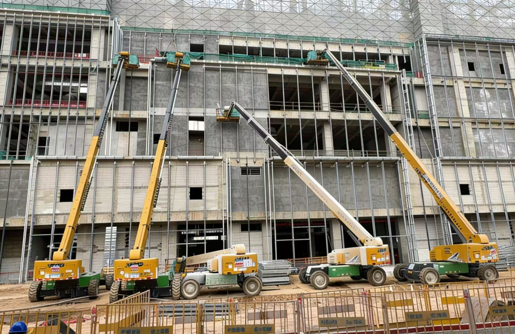 群臂擎地標(biāo)！徐工40米級(jí)高空作業(yè)平臺(tái)賦能東莞華潤(rùn)置地中心萬(wàn)象城外立面建設(shè)