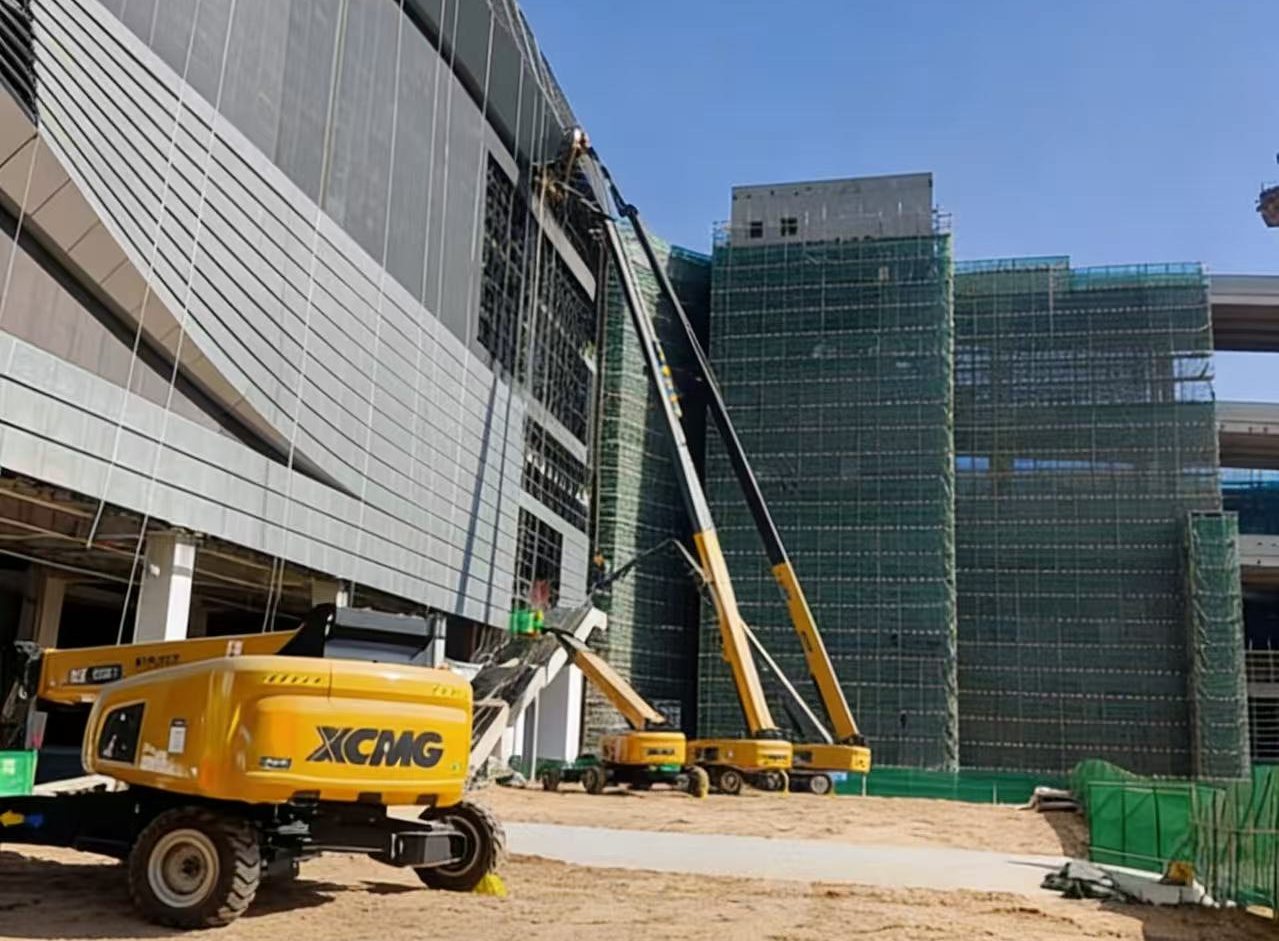 擎天巨臂筑“天空之城”！徐工高米數(shù)車(chē)隊(duì)助建亞洲最大“公鐵?！敝腔蹣屑~