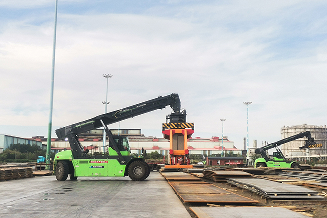 縱橫西北，馭“電”前行！徐工正面吊的綠色征途