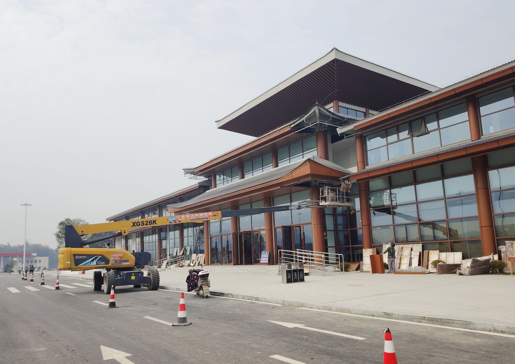 靈活高效筑通途！徐工XGS28K助力江西省吉安市峽江服務(wù)區(qū)施工