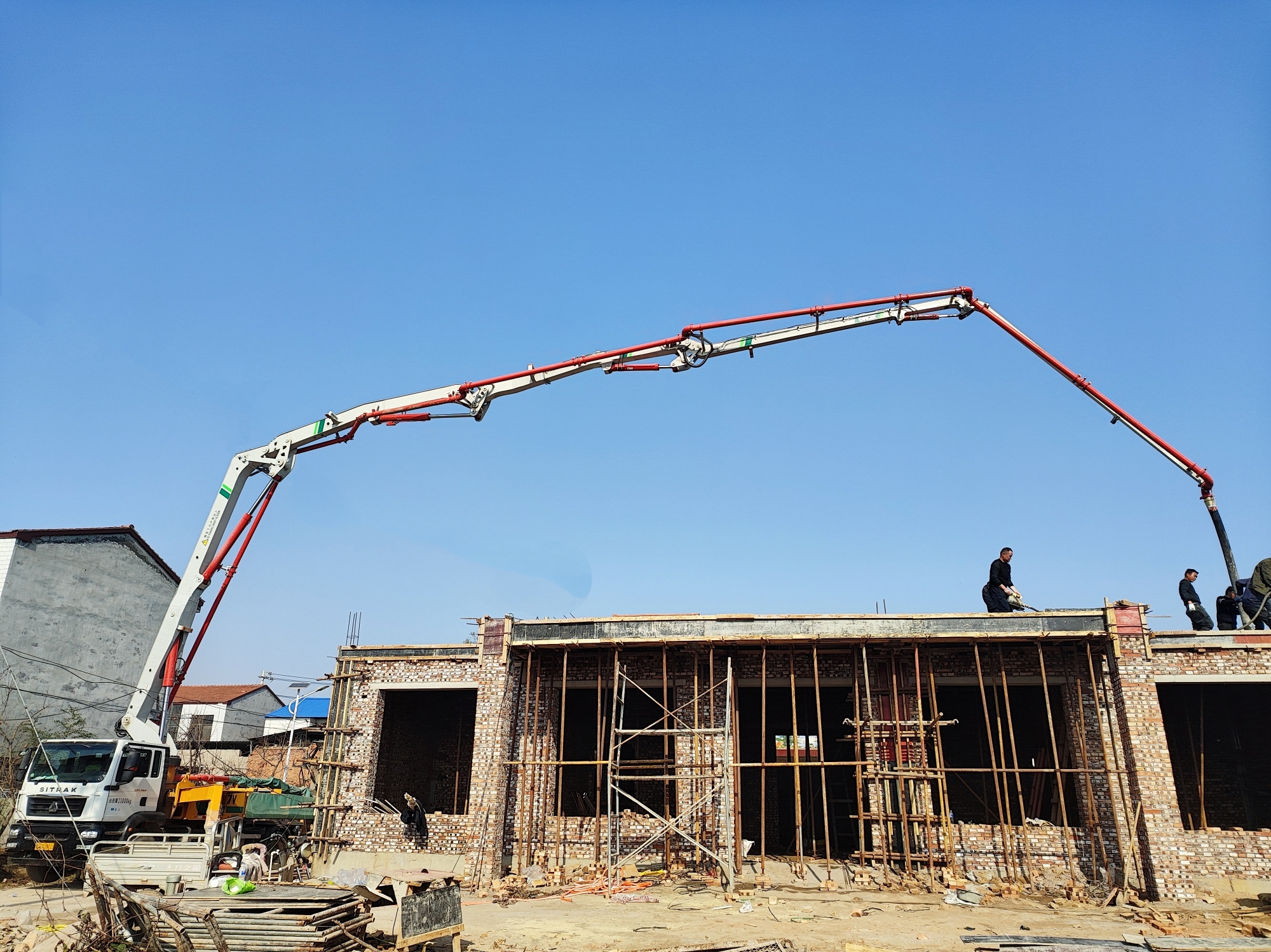 不挑場(chǎng)地，只管高效！徐工小米數(shù)泵車(chē)專(zhuān)治鄉(xiāng)鎮(zhèn)施工“不服”！