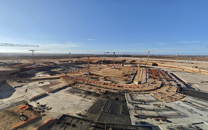 徐工群塔助力2030世界杯擎建全球最大足球場(chǎng)