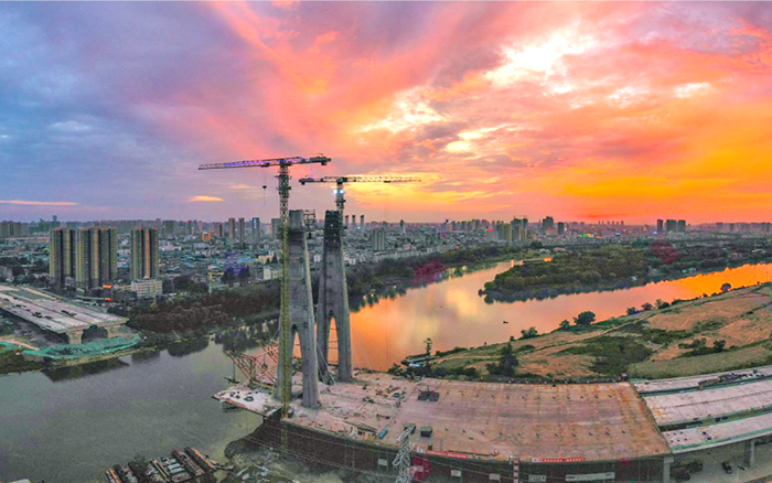 “兄弟聯(lián)手”搭起國(guó)內(nèi)市政最寬鋼箱梁橋