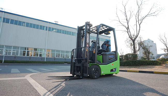 冷鏈 + 倉(cāng)儲(chǔ)雙場(chǎng)景！鯤鵬三支點(diǎn)叉車實(shí)現(xiàn)高效轉(zhuǎn)運(yùn)升級(jí)