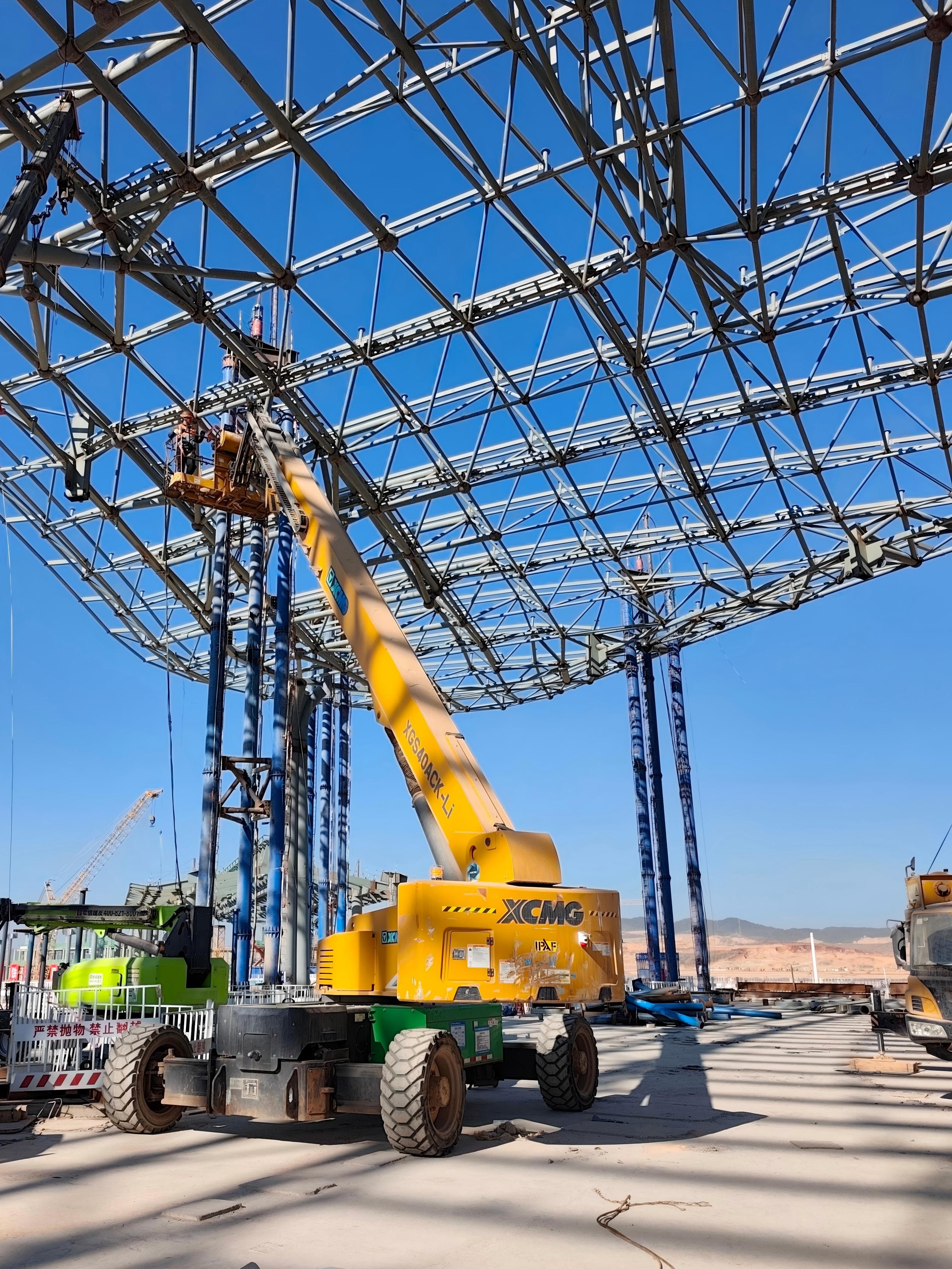 電驅(qū)高效 精準(zhǔn)筑翼｜徐工22米電動(dòng)臂車(chē)助力昆明長(zhǎng)水機(jī)場(chǎng)航站樓建設(shè)